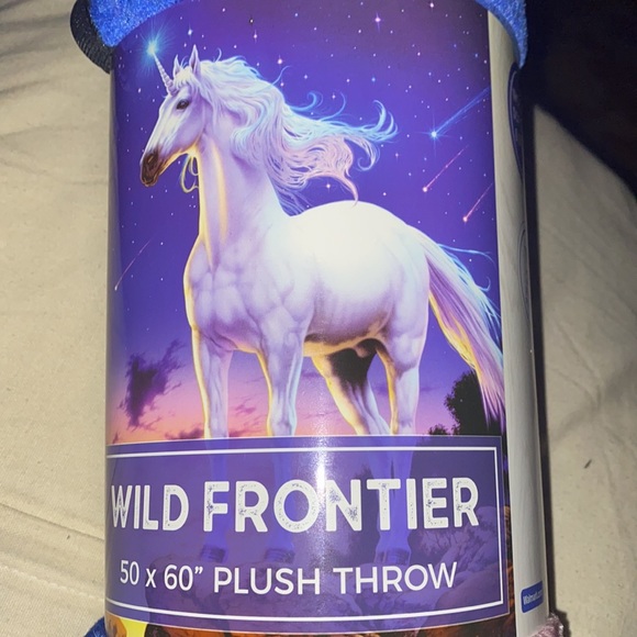 Unicorn blanket/throw,NWT,original packaging,beautiful unicorn design. - Picture 3 of 12